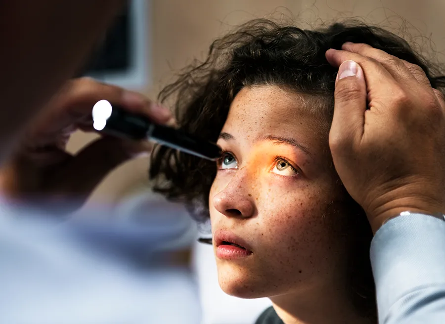 Oog controleren op oogmelanoom_182814623